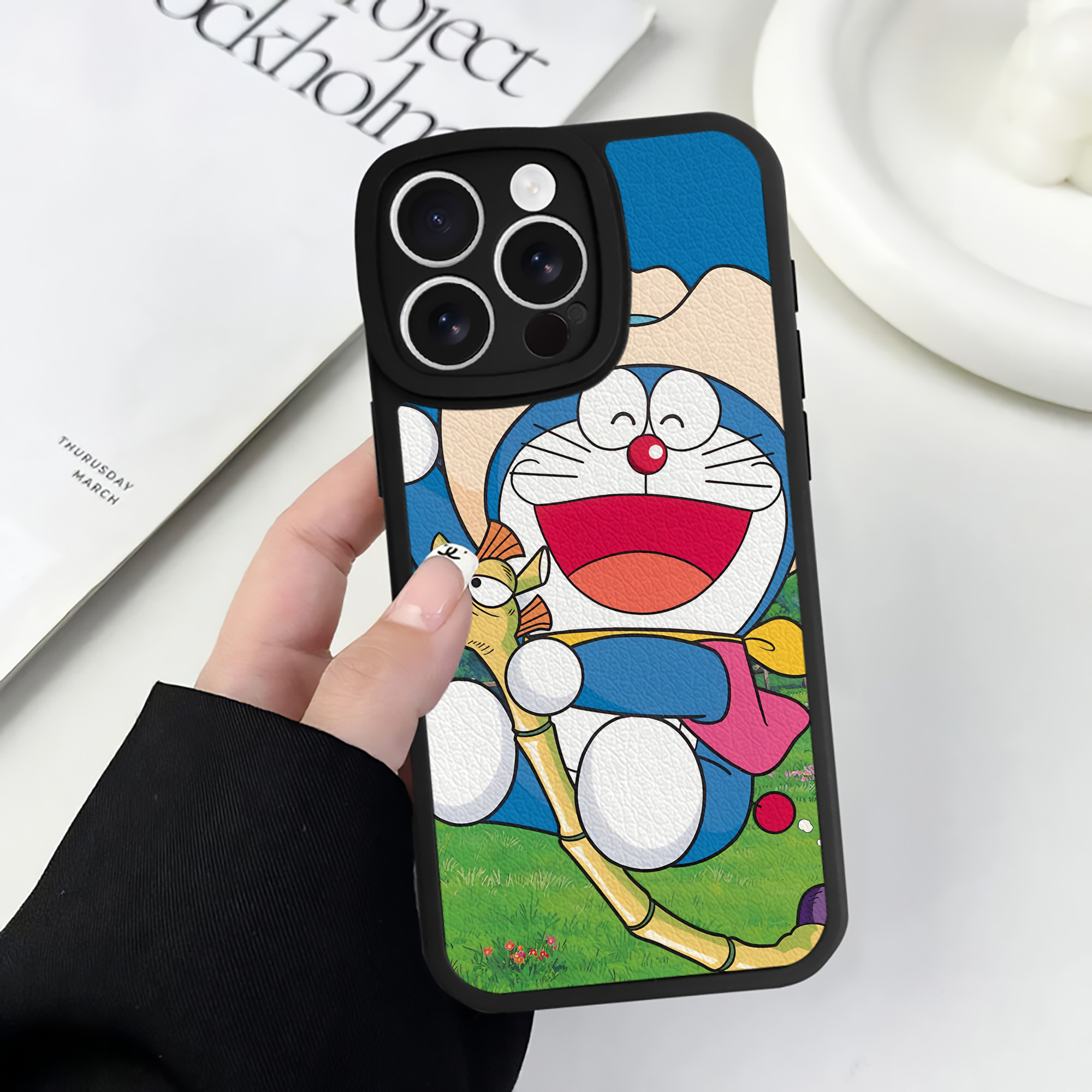 （画像用） ドラえもん Doraemon 【iPhone 16シリーズ対応】シリコンスマホケース（レザー調） 材質：シリコン
